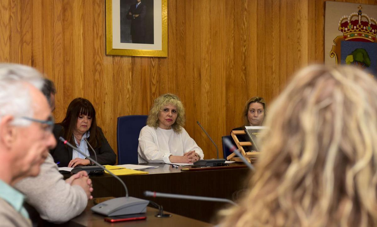 Diana Piñeiro, actual alcaldesa, entre la secretaria (izda.) y la interventora, preside el pleno de Cambre  | |  CASTELEIRO/ROLLER AGENCIA