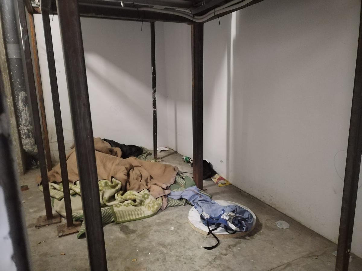 El parking del puente Trujillo de Plasencia, refugio de personas sin hogar y basuras.