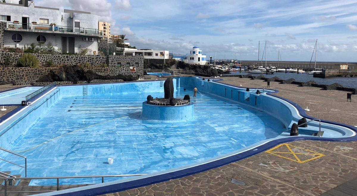 La piscina municipal de Candelaria, que al fin podrá ser reabierta tras la sentencia de la Audiencia Nacional. | E. D.