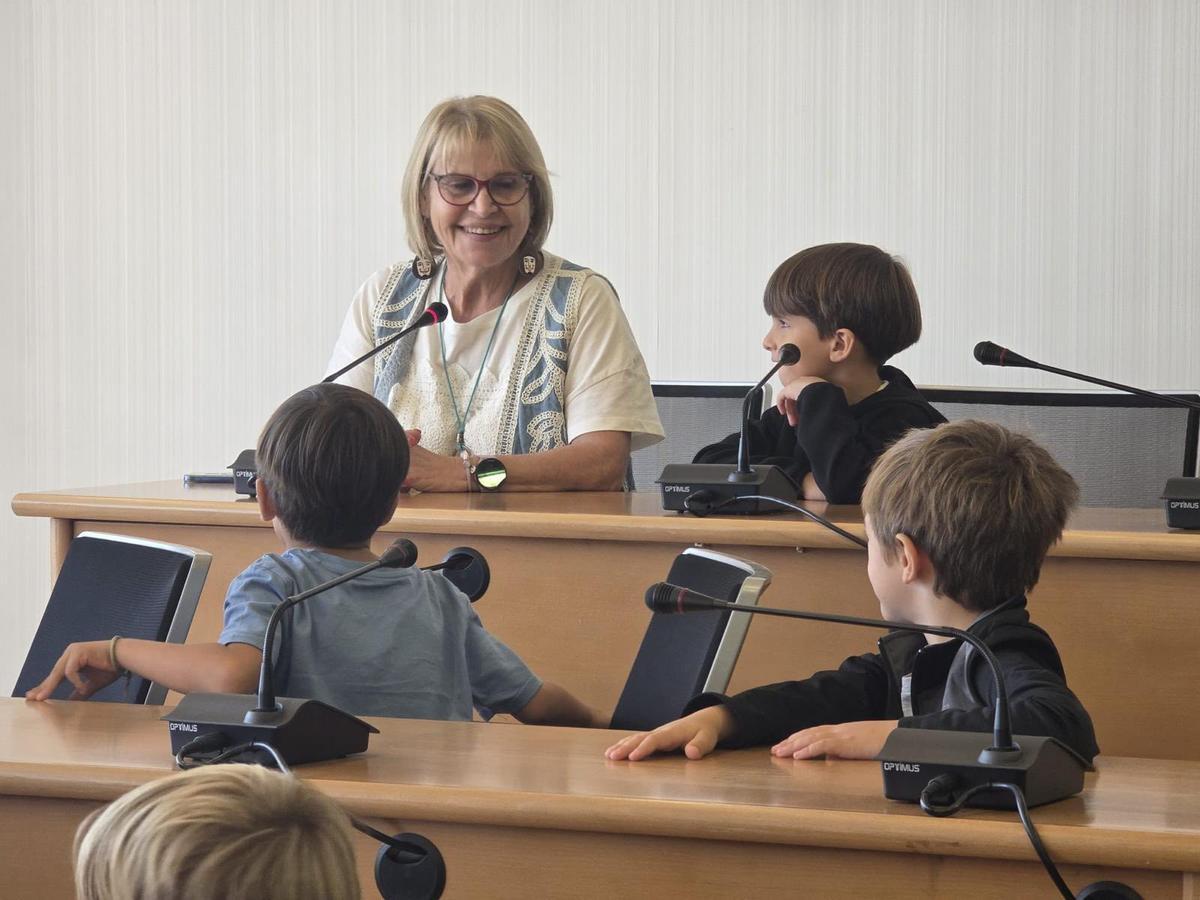 Conxa Garcia, mestra de professió, al costat dels xiquets del consell escolar