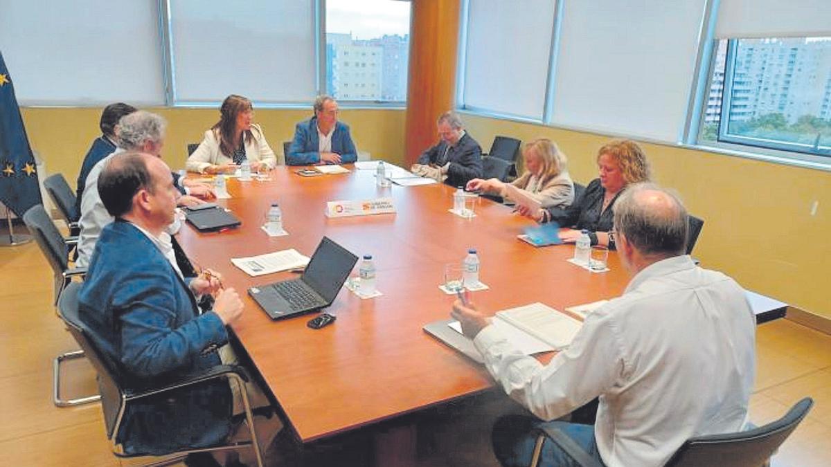 Reunión celebrada este jueves entre la consejera de Sanidad y los sindicatos y Colegios de Médicos de Aragón