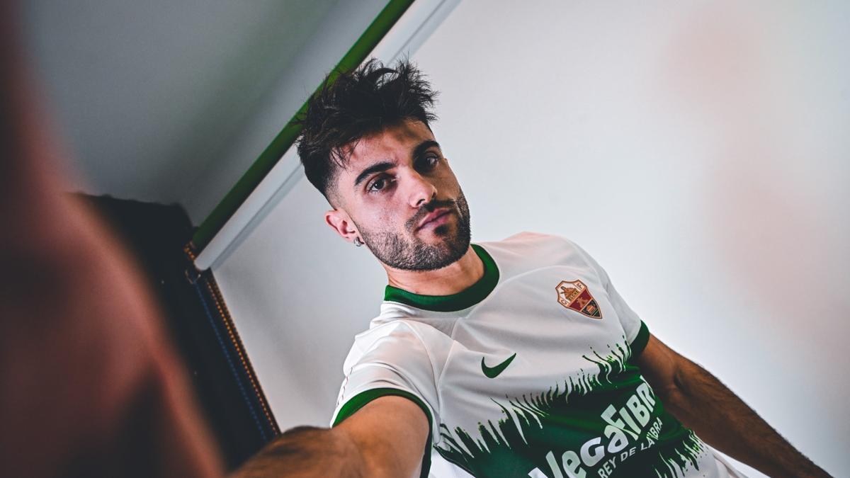 Arnau Puigmal ya luce su nueva camiseta del Elche CF