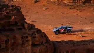 Golpe de Nani Roma y Carlos Sainz, que ya lideran el Dakar
