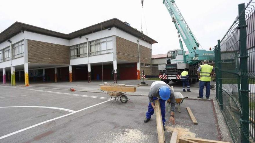 Retiran el fibrocemento del tejado del colegio de Campiello