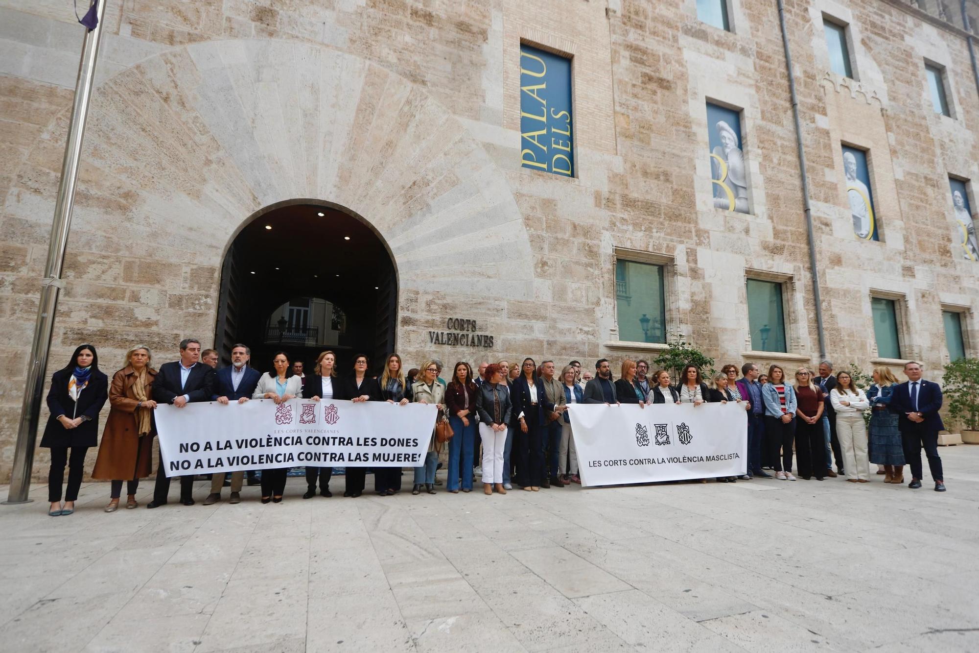 Minuto de silencio en les Corts Valencianes por la última mujer asesinada por violencia machista en Alicante