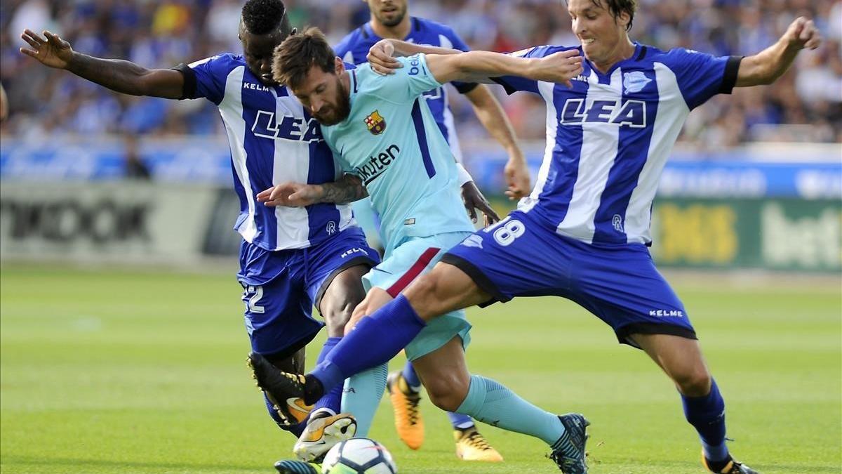 Messi, entre Mubarak y Pina, en un anterior encuentro con el Alavés