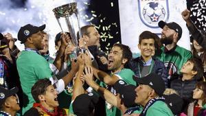 Raúl alça amb els seus companys el trofeu de campió conquistat pel Cosmos.