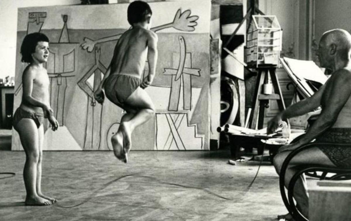 Picasso, jugando con sus hijos Claude y Paloma.  | DAVID DOUGLAS DUNCAN