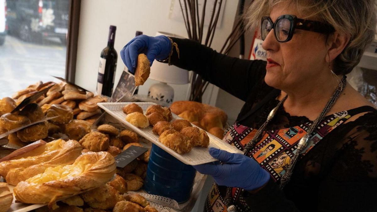 Una panadera prepara una bandeja de aceitadas. | J.L.F.