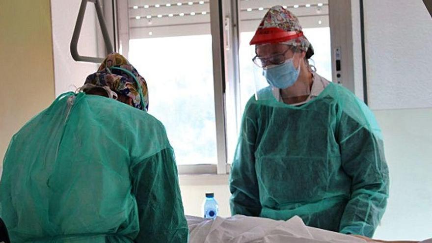 Sanitaris tracten un pacient a l&#039;hospital Josep Trueta de Girona en una foto d&#039;arxiu.