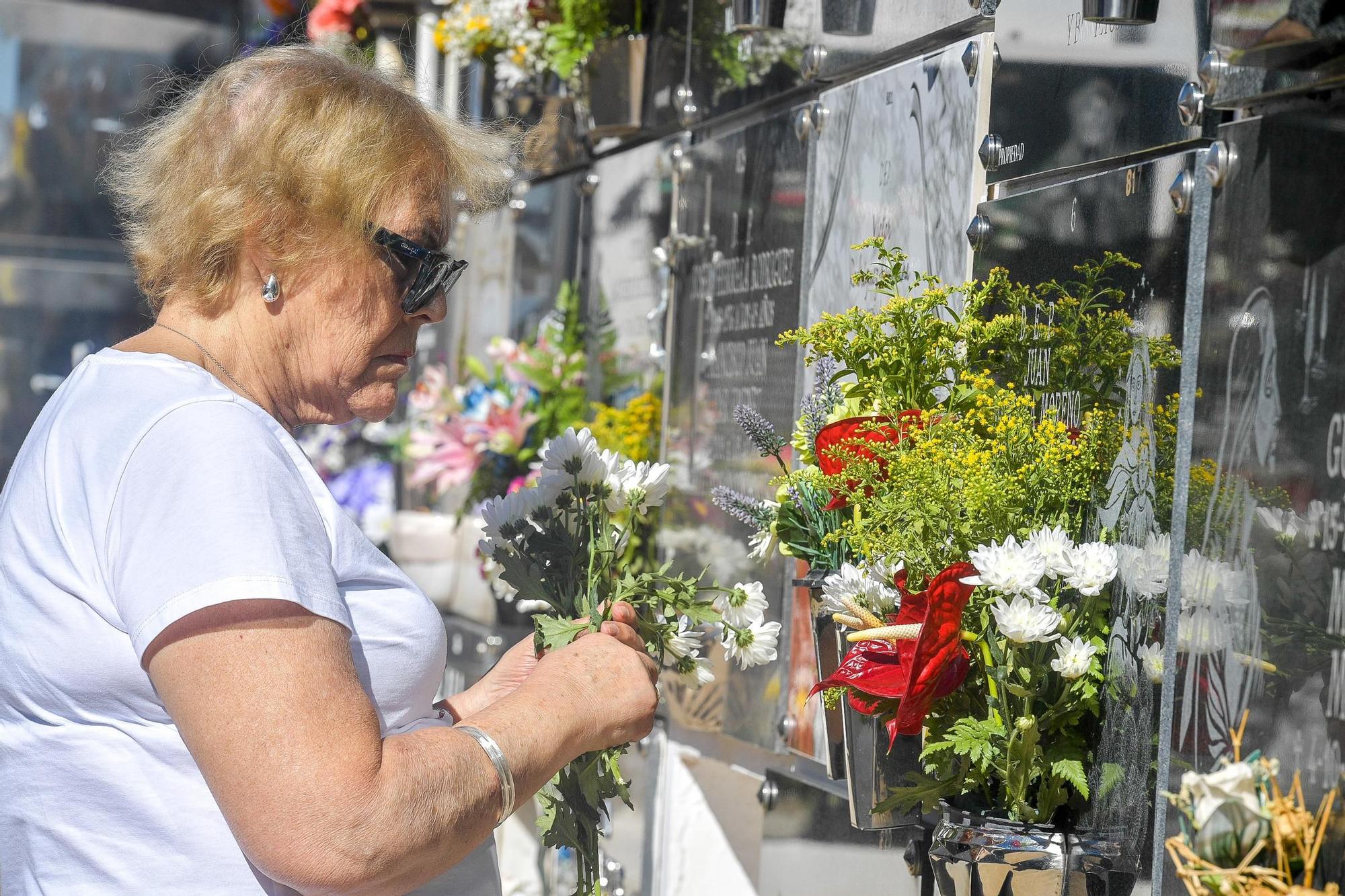 Día de Todos los Santos en cementerios de Gran Canaria