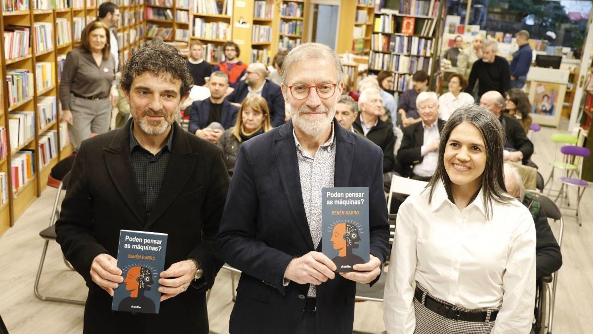 El autor estuvo arropado por el editor Henrique Alvarellos y la periodista Tania Fernández Lombao.