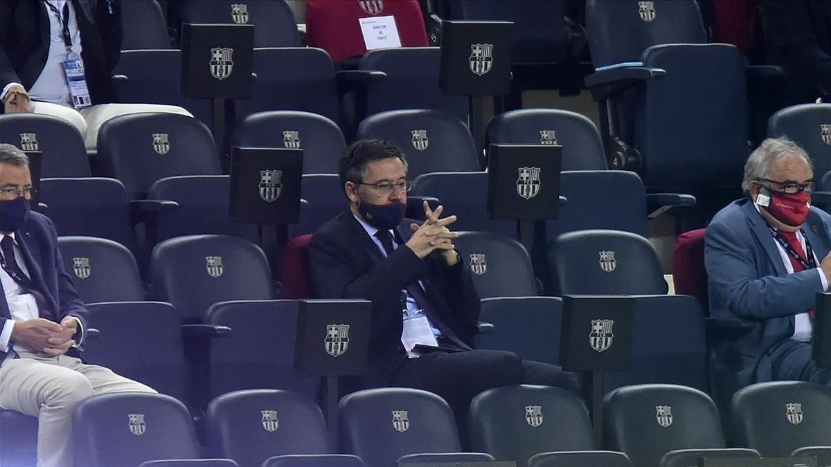 Bartomeu, en el palco del Camp Nou en el partido Barça-Osasuna.