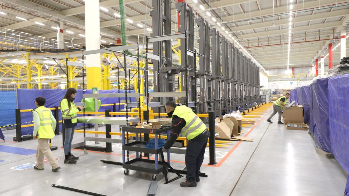 Varios trabajadores del nuevo de almacén de distribución de Amazon en Plaza, todavía en pruebas, este miércoles.