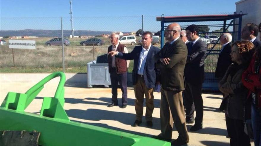 Echávarri inaugura un punto limpio en una visita a Casas de Don Pedro