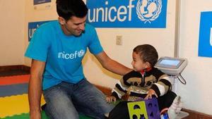 Djokovic visitó a niños refugiados en Belgrado