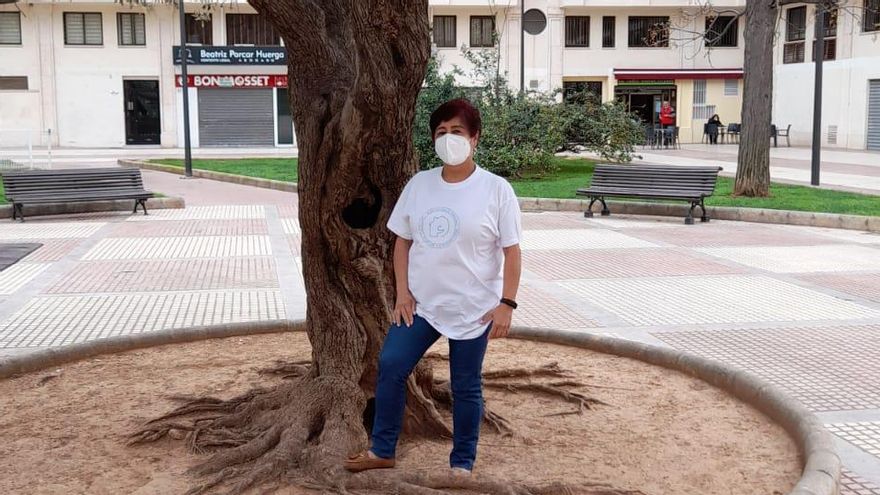 Azucena cuida de una persona mayor en Castelló.