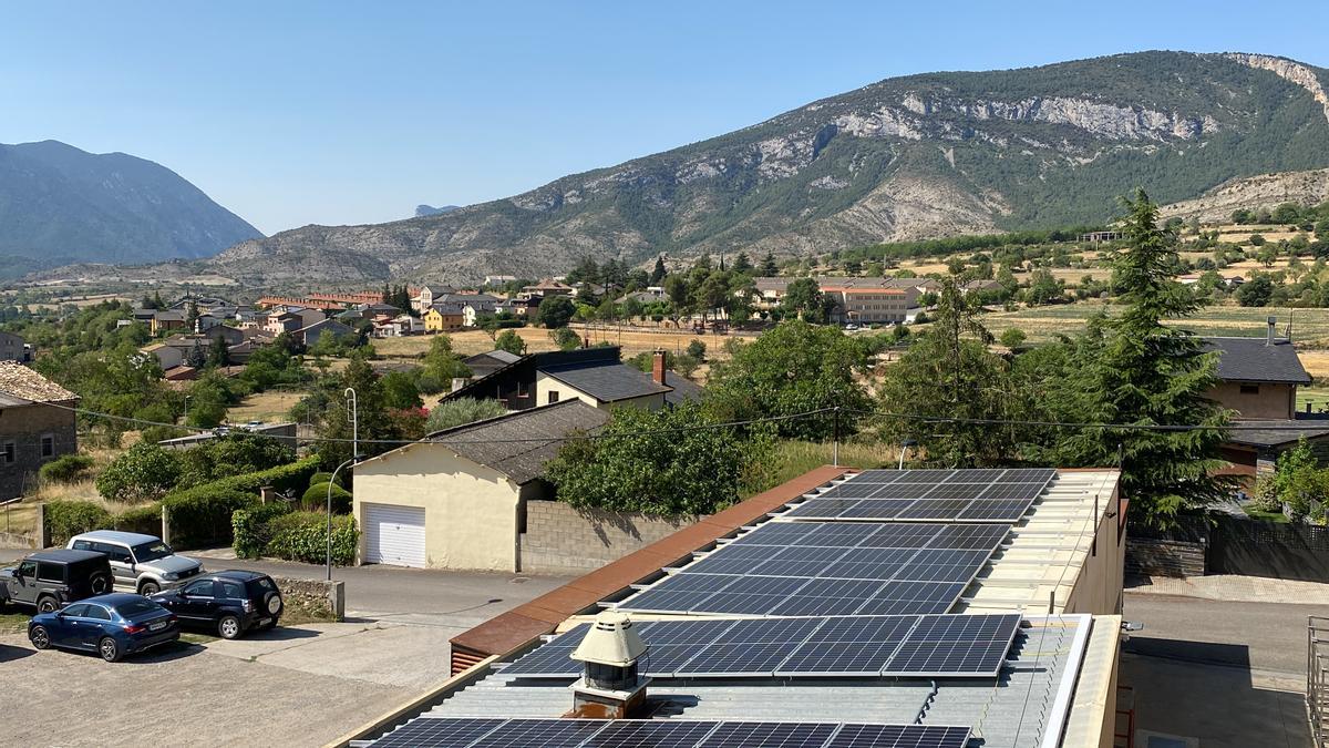 Una part de la instal·lació fotovoltaica situada a la coberta de l&#039;empresa d&#039;elaboració d&#039;embotits Obach d&#039;Organyà (Alt Urgell), amb part del municipi i la muntanya de Santa Fe al fons