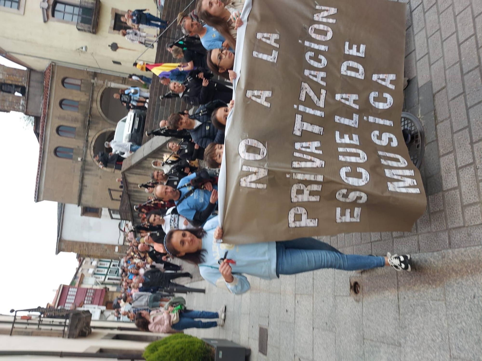 En imágenes: Así fue la manifestación contra el cierre de la Escuela de Música de Tineo