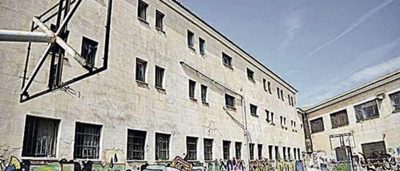 El edificio de la antigua cárcel de Palma que acogerá la nueva residencia de estudiantes de la UIB. | PERE ANTONI RAMIS