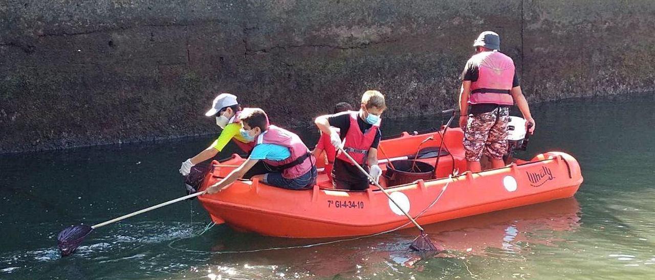 La &quot;patrulla ecológica de Candás&quot;, limpiando el entorno del puerto.