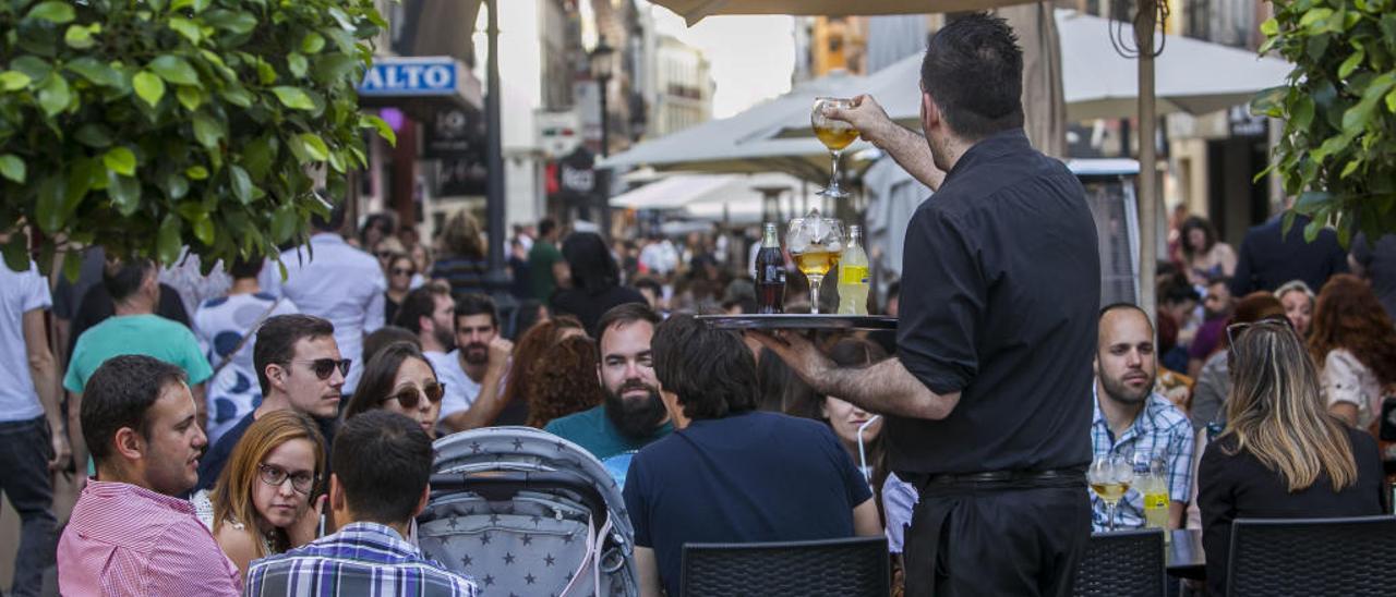 La calle Castaños está incluida en la zona que el Ayuntamiento tiene que declarar acústicamente saturada por mandato judicial.