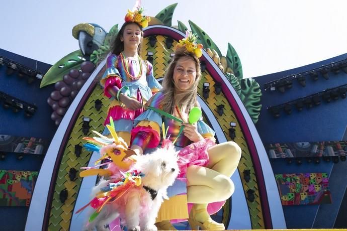 24.02.19. Las Palmas de Gran Canaria. Carnaval 2019. Concurso Carnaval Canino 2019. Sonia Esther Fuentes Pérez e Ingrid Ortega Fuentes, presentan a Doky, con la fantasía "Rumberas...al loro con el carnaval". Foto Quique Curbelo