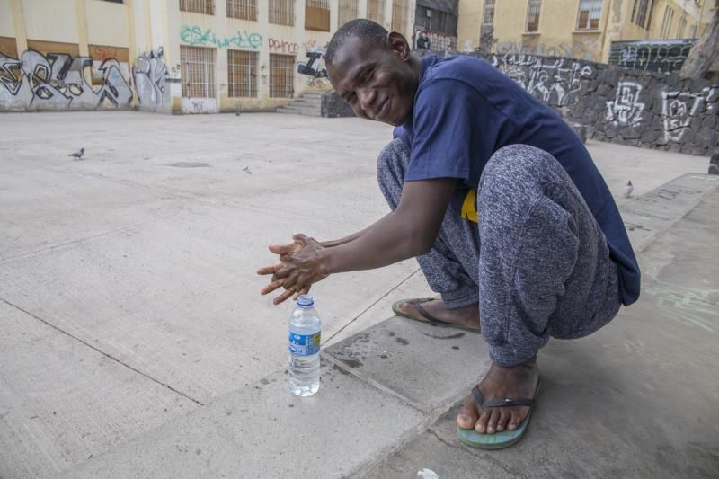 Inmigrantes que duermen en el Viera y Clavijo