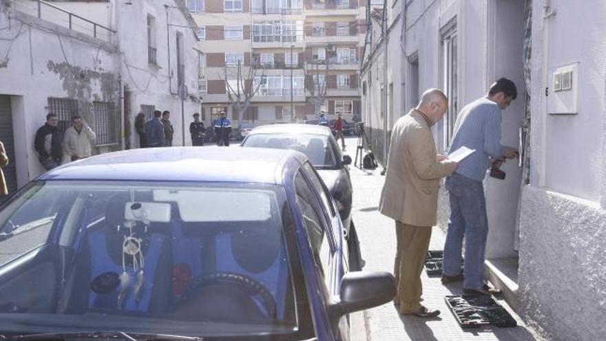 Un cerrajero abre la puerta del piso para el desalojo.