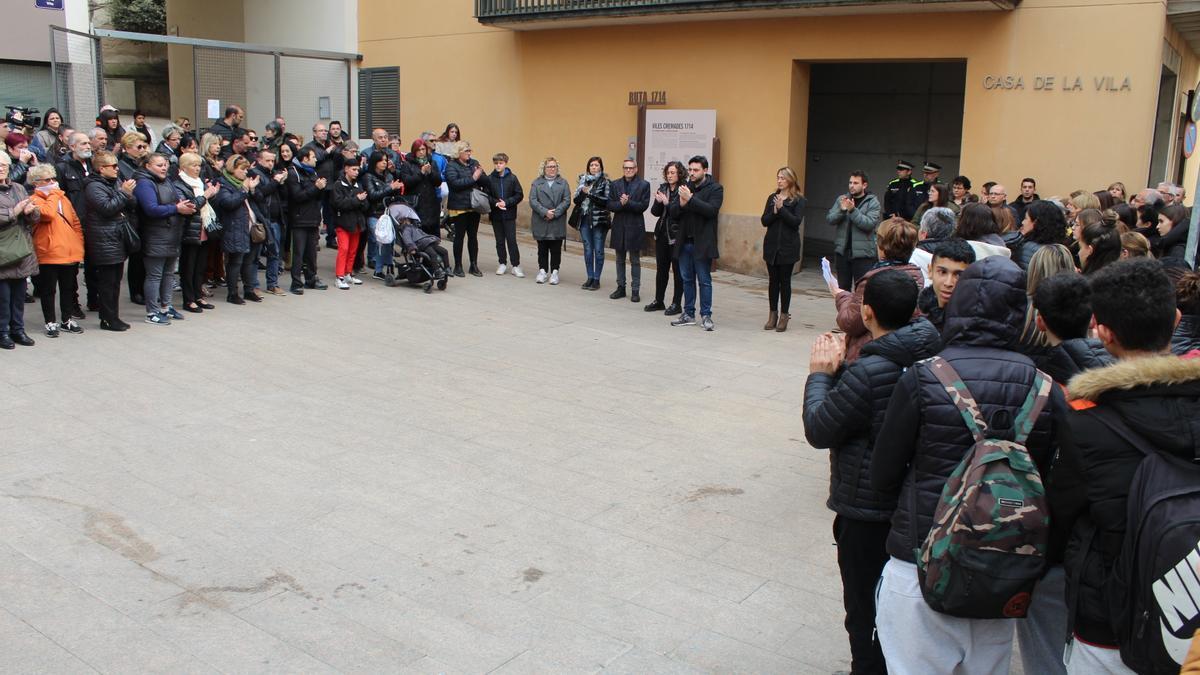 Minut de silenci per les bessones que es van precipitar d'un balcó a Sallent