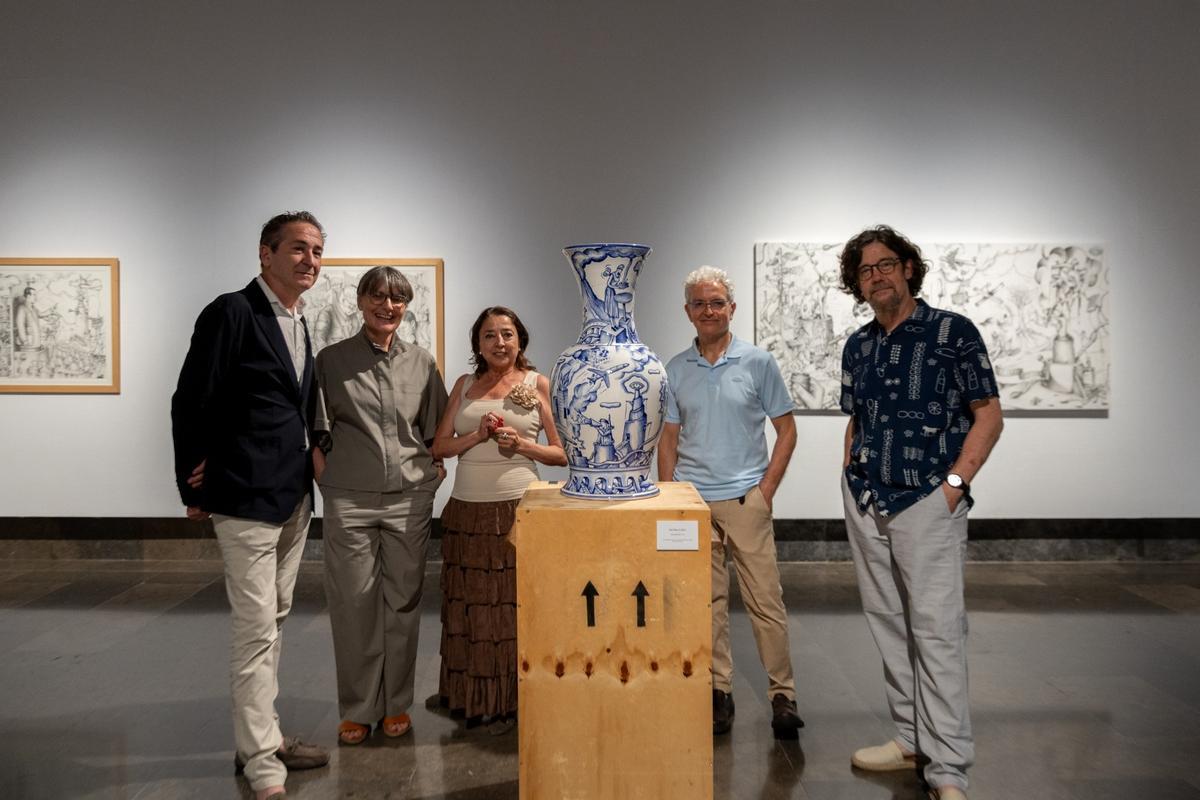 Foto de familia durante la presentación de la exposición en La Lonja del Pescado de Alicante