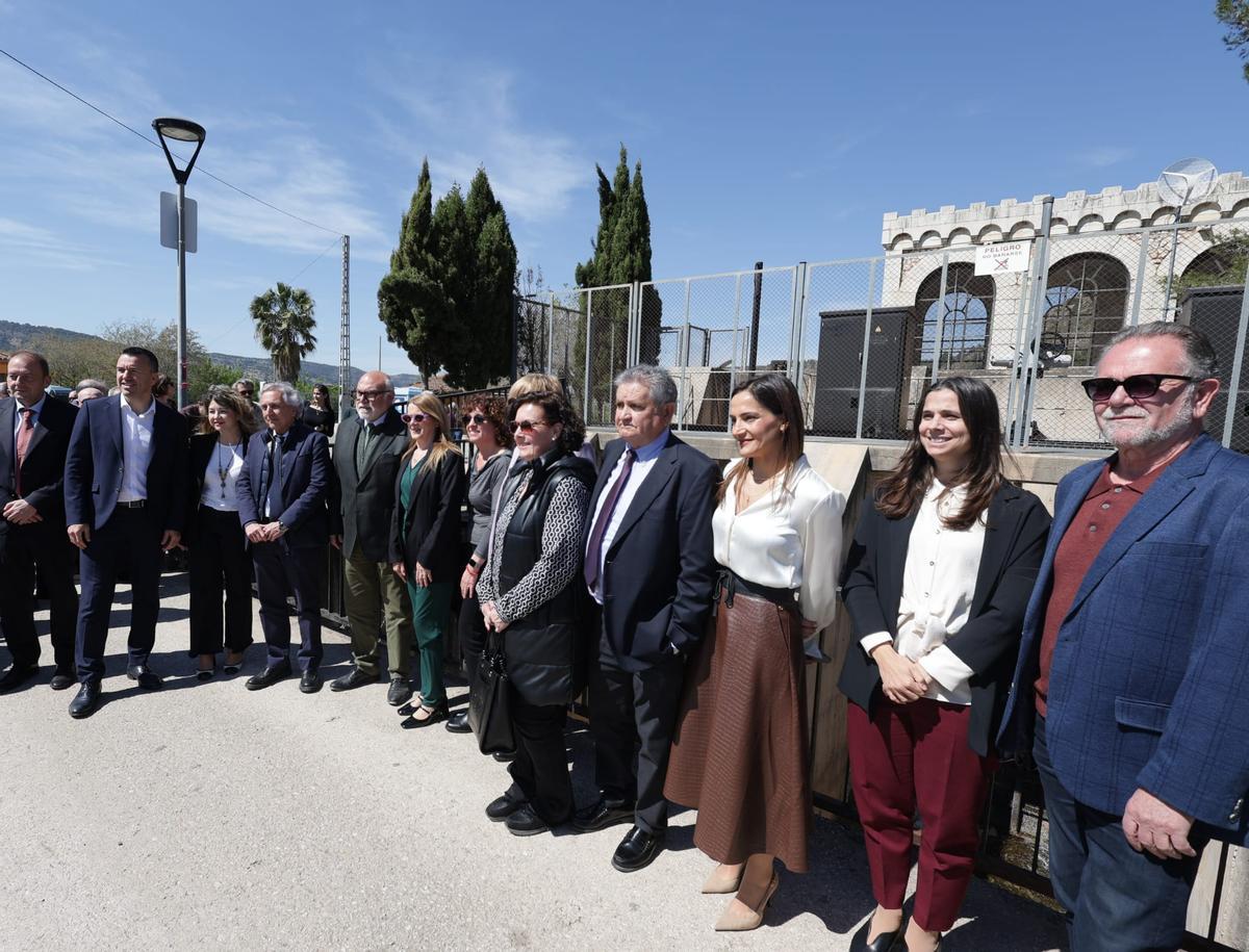 Las autoridades, ante la casa de compuertas de la Acequia Real del Júcar, este jueves en Antella.