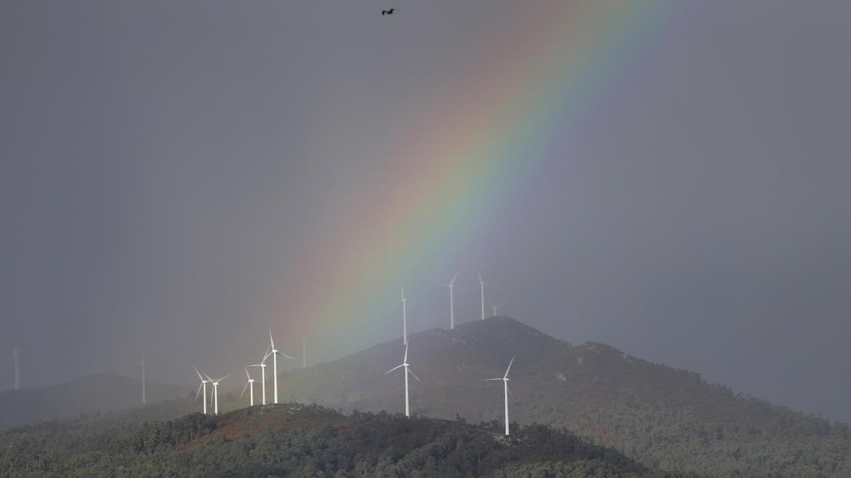 Arcoíris sobre un parque eólico en Serra de Outes durante una tormenta.