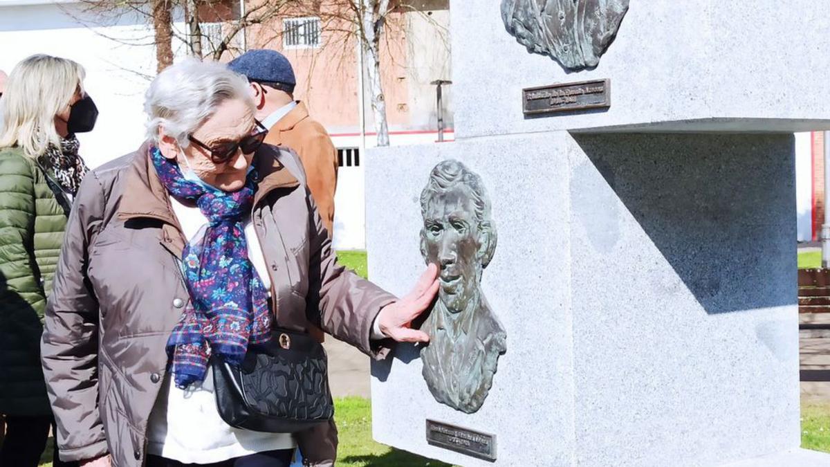 Rosario Sánchez acaricia la placa de bronce con el rostro de su padre, José Manuel Sánchez López. | S. Arias