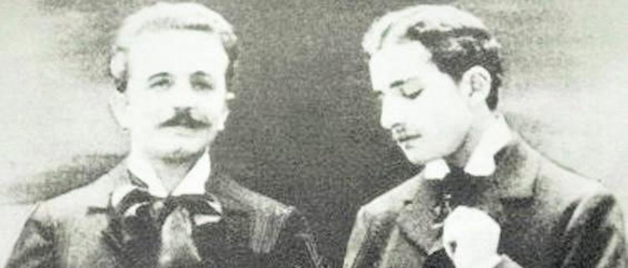 Marcel Proust (sentado), junto a sus amigos Robert de Fleur y Lucien Daudent.   | // WIKIPEDIA