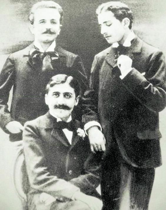 Marcel Proust (sentado), junto a sus amigos Robert de Fleur y Lucien Daudent.   | // WIKIPEDIA