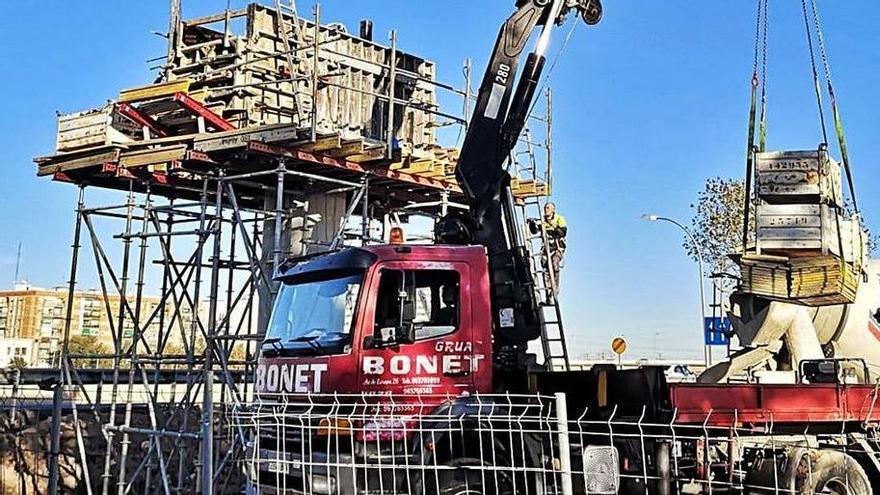 Construcción de la pasarela en el barrio de Sociópolis, en La Torre.