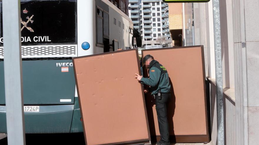 La Guardia Civil colocó paneles para evitar la toma de fotografías.