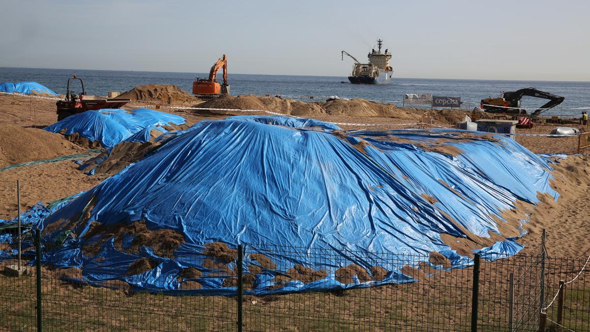 Obras para extender un cable submarino en la playa cancerígena de Sant Adrià