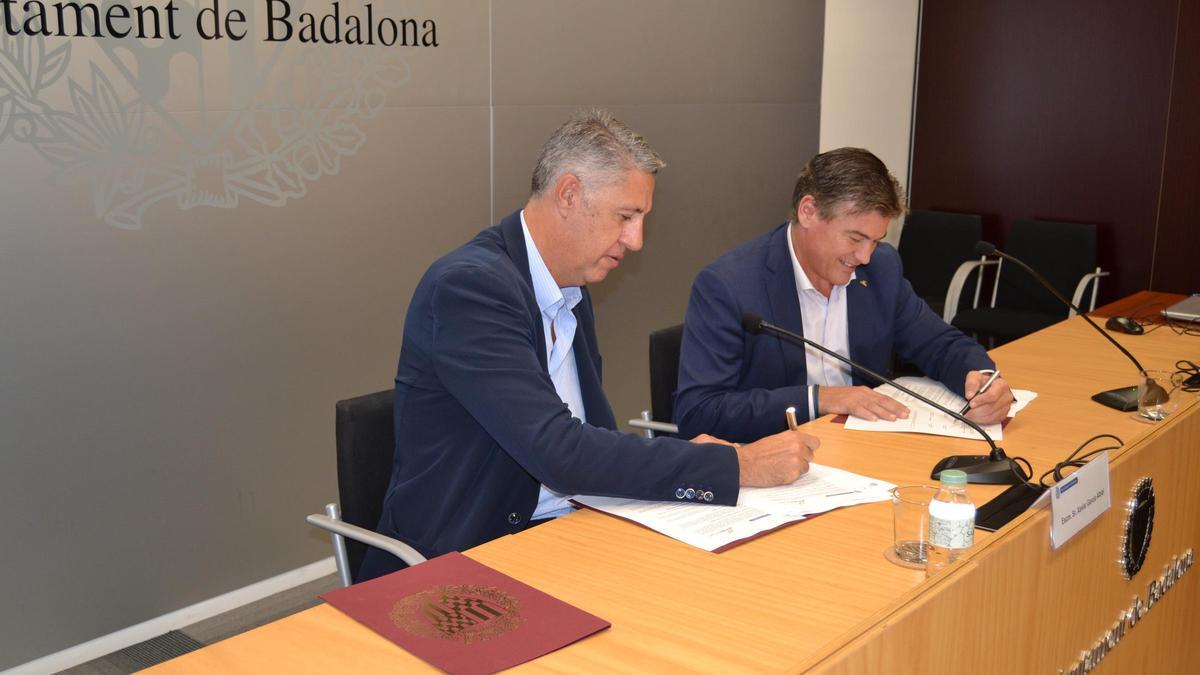 Imagen de la firma del convenio entre el Ayuntamiento de Badalona y PIMEC para tirar adelante los vales de descuento 'Badabons'