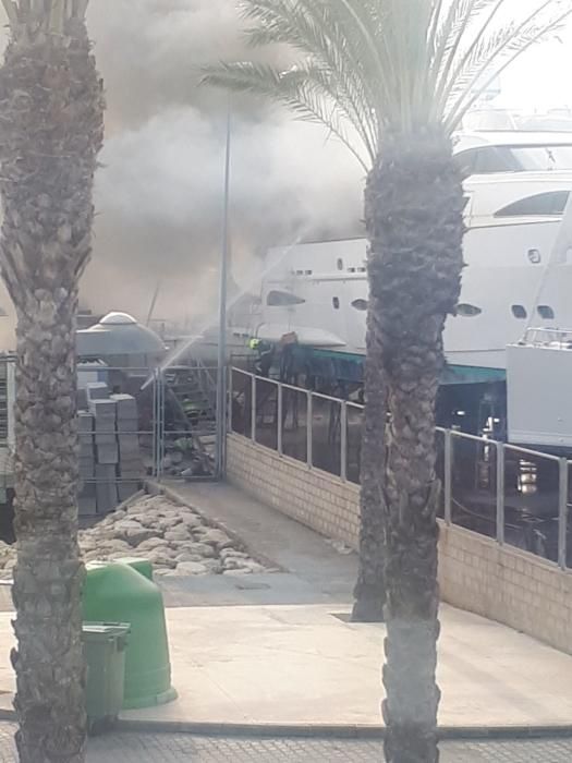 Arde un yate en el puerto pesquero de Alicante