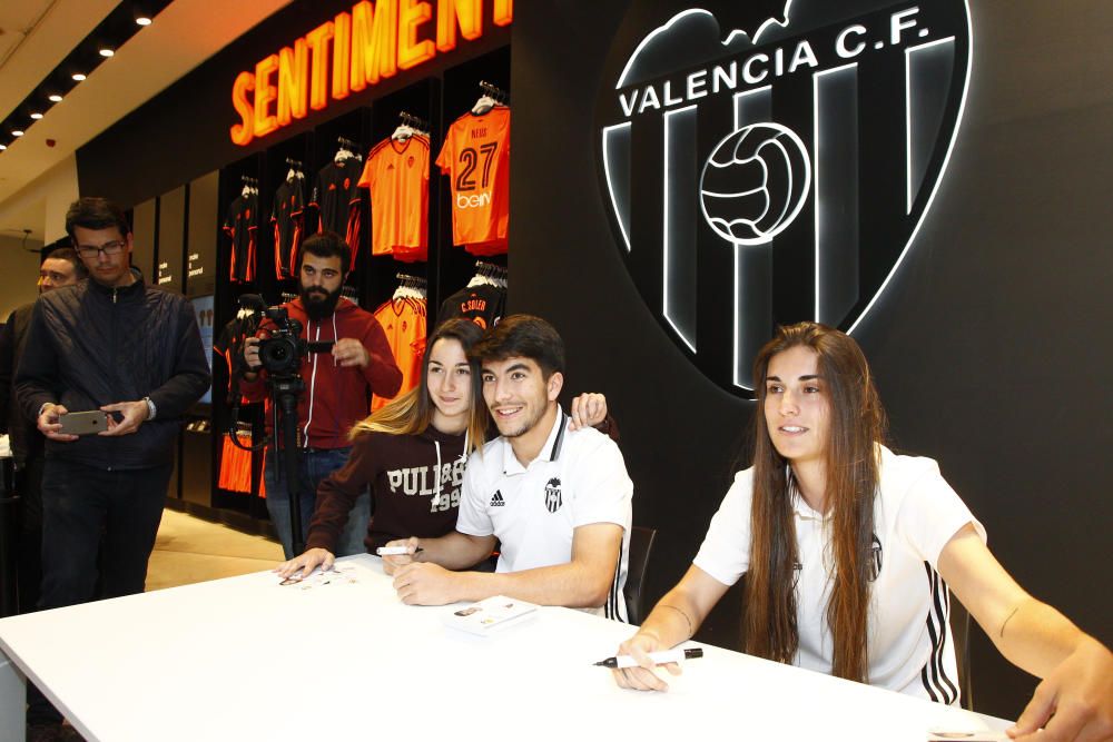 Carlos Soler desata la locura en la Megastore