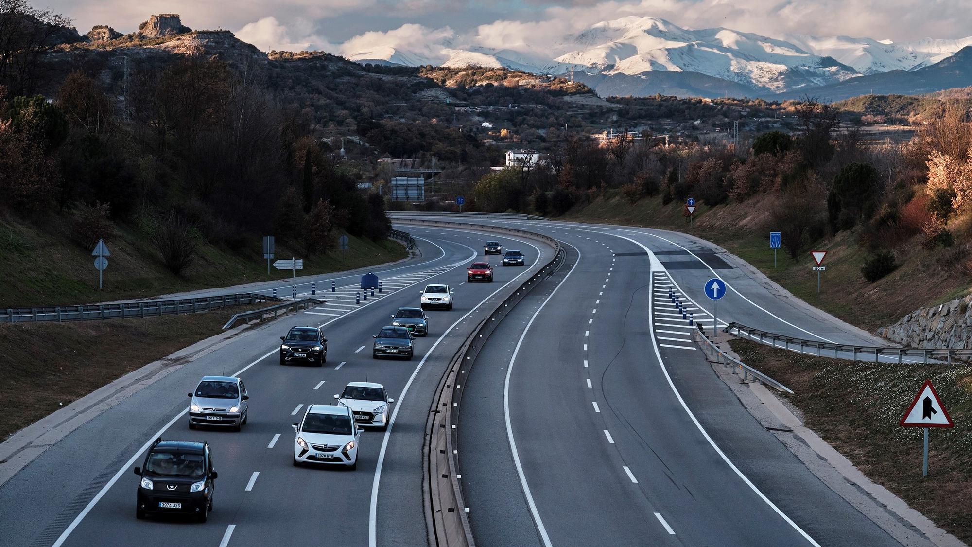 Coches procedentes del Ripollès i la Cerdanya de vuelta al área metropolitana de Barcelona por la C17 a la altura de Sant Hipòlit de Voltregà, en una operación retorno sin complicaciones a su paso por Osona.