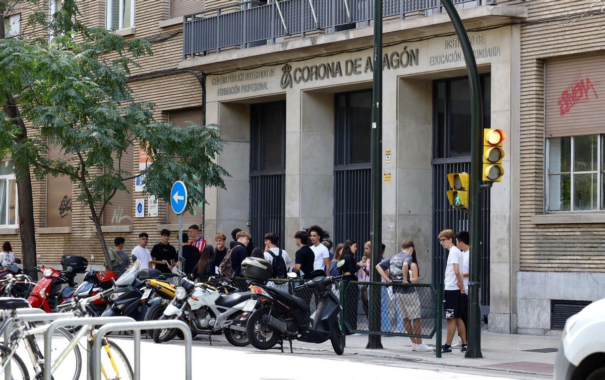 Imagen de archivo de la entrada de un instituto de Zaragoza