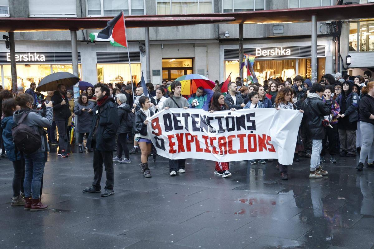 Más de un centenar de personas se manifestaron este viernes en Santiago en contra de las detenciones y la "represión policial" del pasado domingo tras la manifestación propalestina