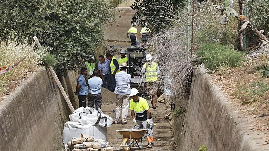 Reparación en el canal del Guadalmellato en el año 2019 por una fuga.