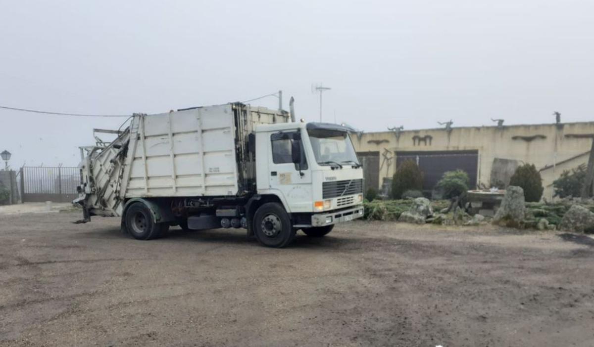 Camión que hasta hace un año recogía la basura en Fermoselle. | Cedida