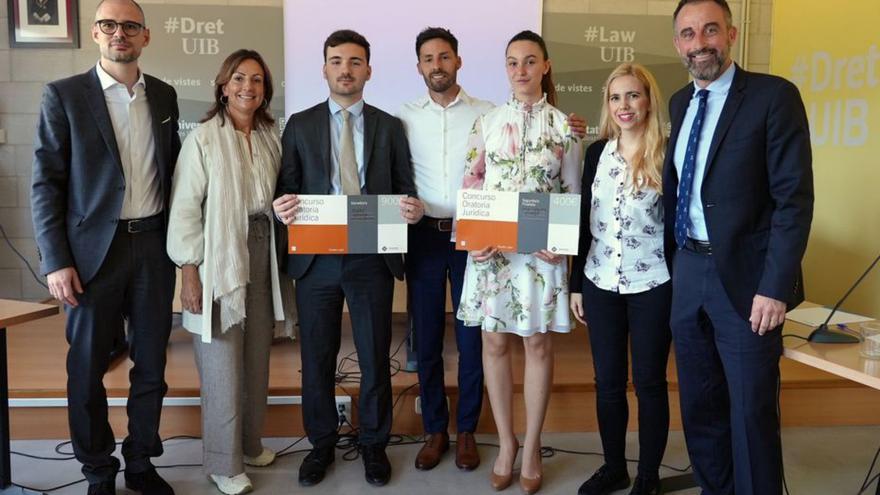 Marc Gómez y Aina Carlota Juárez muestran sus premios.