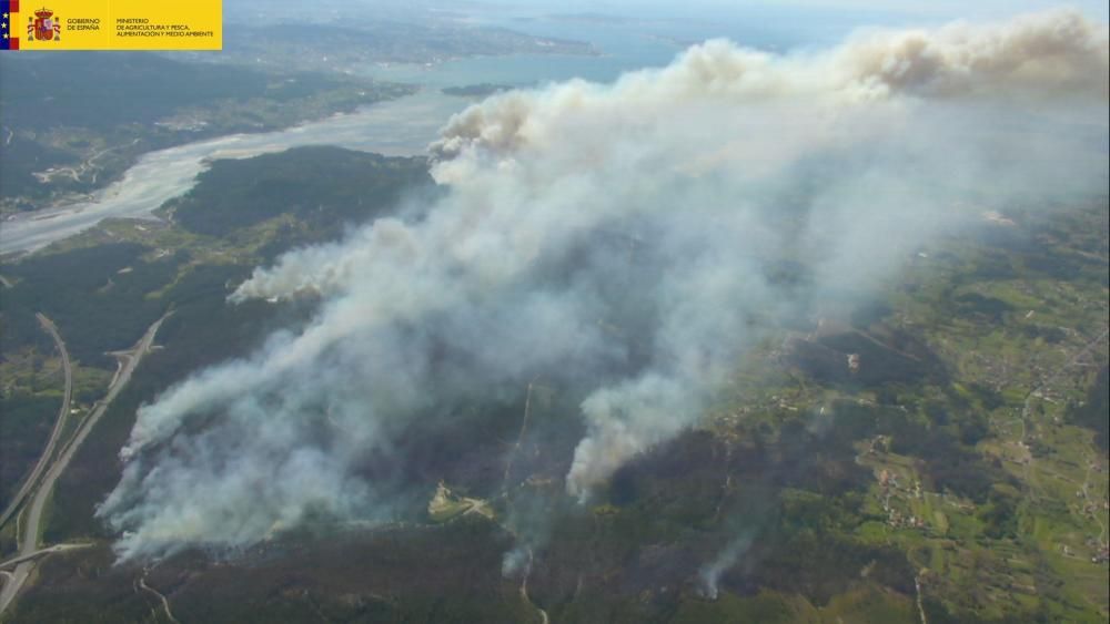 Un instituto y una escuela unitaria han sido desalojados. El fuego ya ha arrasado unas 850 hectáreas.