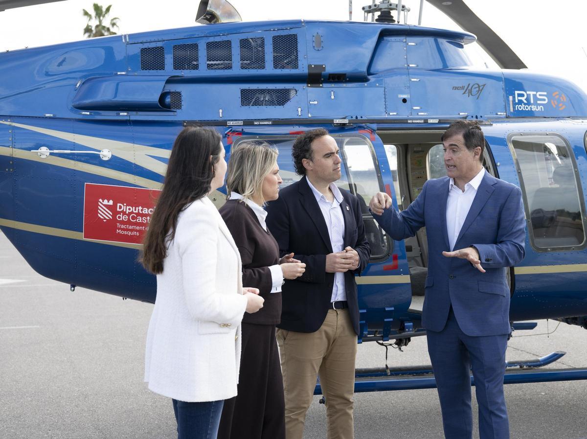 Las autoridades, junto al helicóptero para realizar los tratamientos aéreos.
